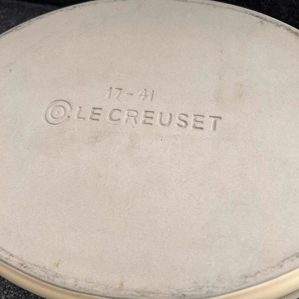 Le Creuset Stoneware Pink Oval Baking Dish 13" x 9" - Picture 7 of 8